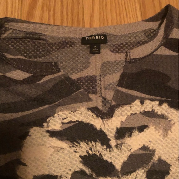 TORRID Waffle Classic Tee - Heart Camo Grey - Picture 8 of 9